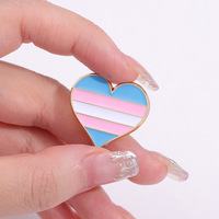Gros doux arc-en-ciel émail broche métal féministe LGBT Badge personnalisé coloré épinglette