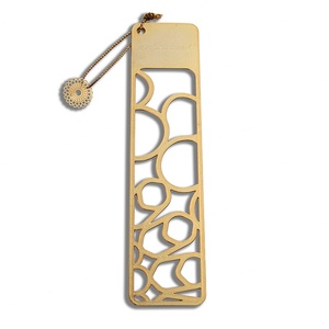 Marcapáginas de metal personalizado chapado en oro con diseño hueco y dije - Product Image 2
