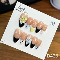 Nail Art quotidien à l'amande éclaircissant de style français européen et américain, ongles portables purement faits à la main.