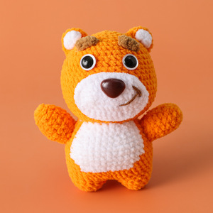 Porte-clés en forme d'ours fraise en crochet en polyester fait à la main, avec sept humeurs différentes, fini - Product Image 2