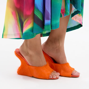 Mules compensées en fourrure de crin de cheval orange pour femme, avec talon sculpté unique et bout ouvert – Chaussures tendance et audacieuses - Product Image 6