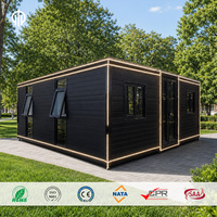 Maison conteneur noire mate préfabriquée, cabane modulaire avec bande lumineuse LED, double porte vitrée, villa avec terrasse sur la plage