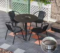 Table de salle à manger ronde en acier au carbone pour patio extérieur avec 4 chaises de patio en plastique, couleur champagne/noir en option