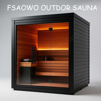 Sauna de exterior de gran tamaño con estructura de madera de hemlock, ventana de vidrio con marco negro, estufa Harvia, área de asientos en el alero y banco escalonado.