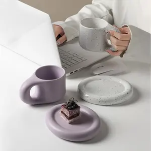 Toptan yaratıcı seramik kahve süt çay bardağı ve kupa bardak altlığı takımı