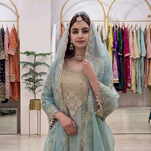 Robe de mariée élégante en soie bleu clair brodée, style indien et pakistanais, avec voile et parure de bijoux pour femme, longueur ras du sol, toutes saisons - Product Image 1
