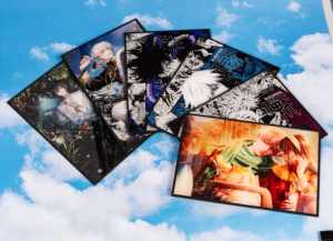 โปสเตอร์อนิเมะสี่เหลี่ยมพิมพ์ลายโฮโลแกรมด้วยรังสียูวีแบบกำหนดเอง พร้อมฟิกเกอร์พลาสติก งานฝีมือระดับพรีเมียมสำหรับนักสะสม - Product Image 2