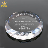 Vente en gros de presse-papiers à prisme de pierres précieuses rondes personnalisées, presse-papiers en verre à relief 3D taillé en diamant pour cadeaux de trophée de cristal