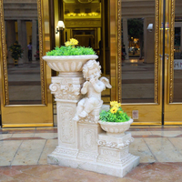 Pot de fleurs en résine de grande taille au design européen, avec sculpture de chérubin assis sur pilier, statue sur pied
