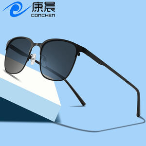 Gafas de sol unisex con montura metálica, protección UV400, lentes cuadradas de PC para sol, pesca, viajes, conducción y atuendos de moda. - Product Image 4