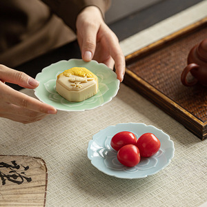 Assiette à thé en céramique en forme de fleur, petit plat à dessert en porcelaine, style rétro luxueux, pour les fêtes - Product Image 3