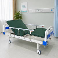 Lit médical manuel à 2 manivelles avec têtes de lit et pieds en ABS, barrières latérales, roulettes et matelas