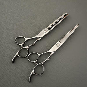 กรรไกรตัดผมสำหรับคนถนัดซ้ายแบบขายส่ง ขนาด 6 นิ้ว ด้ามจับลายดอกพลัม กรรไกรซอยผมสำหรับใช้ในงานเสริมสวย - Product Image 2