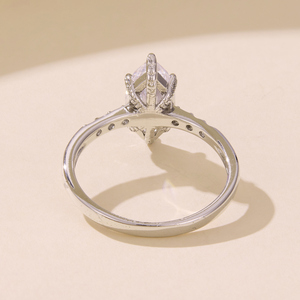 Bague de fiançailles en diamant de forme poire, finition rhodiée plaquée argent, sertissage à griffes, bijoux de style classique pour femmes - Product Image 4