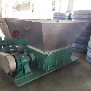 Slaughter Shredder Machine Dead Pig / Chicken / Cattle Crusher Machine Alloy Steel Small Mobile Plastic 15KW 2500kg 2.3*1.3*1.1