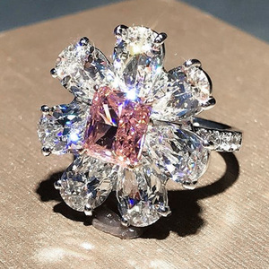 Anello con fiore in zirconi rosa dolce, anello con fiore in zirconi rosa, gioiello romantico per proposta di matrimonio a San Valentino. - Product Image 1