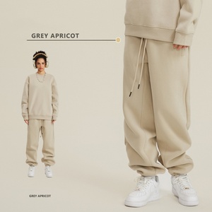 เสื้อฮู้ดไหมพรมสีพื้นหนา คอทรงกลม ปักโลโก้ด้านหน้า สไตล์ยุโรปอเมริกัน แฟชั่นแบรนด์ไฮสตรีท สำหรับฤดูใบไม้ร่วงและฤดูหนาว พร้อมกางเกงขายาวเข้าชุด - Product Image 6