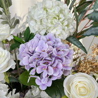 Vente en gros de compositions florales artificielles DKB, rangée de fleurs blanches et violettes de qualité supérieure pour la décoration de mariage
