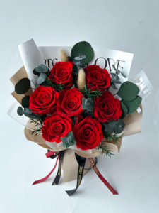 Bouquet de 7 roses rouges stabilisées personnalisables en gros – Cadeau de fleurs éternelles pour la Saint-Valentin, les mariages et les remises de diplômes - Product Image 3
