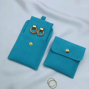 Bolsa de Embalaje Cuadrada Portátil de Gamuza Personalizada al por Mayor con Broche para Joyería, Soporte para Anillos, Pendientes, Collares y Pulseras - Product Image 1