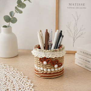 Porte-stylo en corde de chanvre tressée à la main, panier de rangement rond pour bureau avec perles et dentelle, pour le bureau ou l'école - Product Image 1