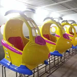 Promenades dans un parc d'attractions intérieur et extérieur, balades mécaniques en avion pour enfants