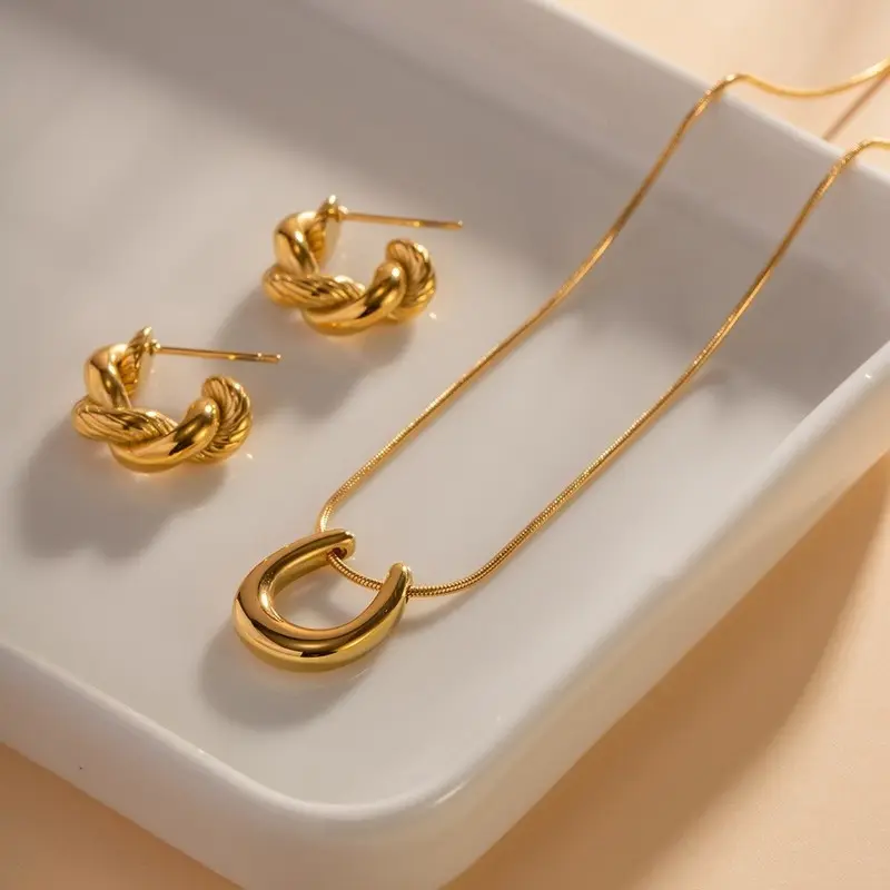 18K Gold Noble Simple U Shape Design Versatile Pendant Necklace For Women Jewelry set