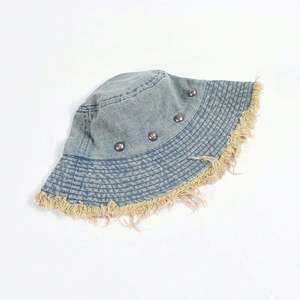 Nouvelle Collection Printemps-Été 2025 – Chapeau Bob en Jean Tendance pour Femme avec Bord Effiloché et Rivets Élégants, Idéal pour la Protection Solaire en Extérieur - Product Image 6