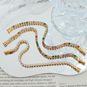 Bracciale a catena tennis in acciaio inossidabile placcato oro con design geometrico di tendenza, set di gioielli classico e popolare con zirconi colorati - Product Image 2