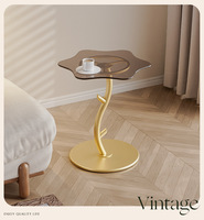 Table basse d'angle en verre, style cactus, en fer forgé, couleur crème, pour petit appartement, luxe abordable, à placer près du canapé.
