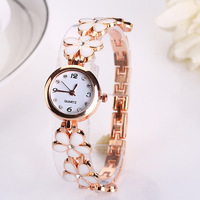 Montres pour femmes avec trèfle à quatre feuilles Vintage Simple Casual Ladies Wristwatch Creative Round Watches