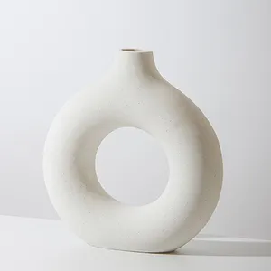 Круглая керамическая ваза для декора стола
