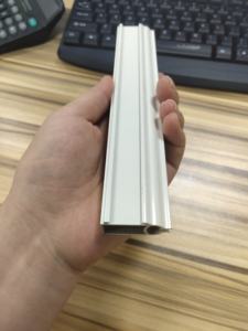 Profilo della guida inferiore della pista della tenda bianca verniciato a polvere di alluminio per la tenda a rullo - Product Image 3