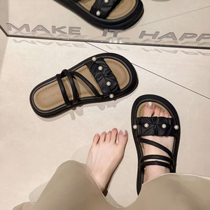 Zapatos de playa de suela blanda, versátiles y a la moda, para usar con pantuflas planas informales para mujer. - Product Image 3