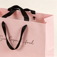 Sac de shopping en papier écologique avec logo personnalisé, surface mate, poignée en ruban, sac d'emballage cadeau en gros
