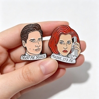 Pins en émail personnalisés en gros pour usine, pins à revers en époxy en forme de dôme, portraits de personnages de séries TV classiques, décorations pour manteaux en jean, pins en émail pour revers
