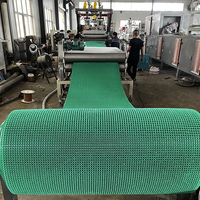 Línea de producción de extrusión semiautomática de un solo tornillo Gold Rush para alfombras de césped de PE de alta resistencia para exteriores, con motor, caja de engranajes y rodamientos para alta producción