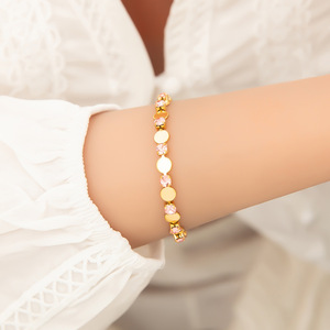 Brazalete de Acero Inoxidable Estilo Europeo con Forma de Corazón, Chapado en Oro de 18K con Incrustaciones de Zirconia, Brazalete de Moda, Joyería de Regalo - Product Image 2