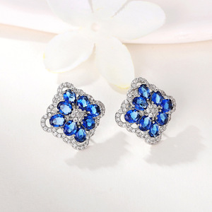 Orecchini a Perno con Rosa Blu per Donne, in Lega e Zirconi, Eleganti Accessori Floreali alla Moda per Uso Quotidiano e Feste - Product Image 1