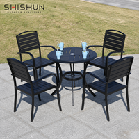Ensemble de tables et chaises de bistrot modernes en aluminium léger et durable pour l'extérieur, idéal pour les villas, les parcs, les hôtels et les patios.