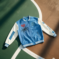 Blouson universitaire homme bleu crème colorblock avec motif cœur d'araignée et lettres brodées sur le devant et le dos, style streetwear vintage