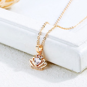 Venta al por mayor <span class=keywords><strong>de</strong></span> moda <span class=keywords><strong>de</strong></span> las mujeres cadena <span class=keywords><strong>de</strong></span> oro chapado en oro <span class=keywords><strong>de</strong></span> moda <span class=keywords><strong>de</strong></span> la Reina en forma <span class=keywords><strong>de</strong></span> corona colgante del encanto <span class=keywords><strong>de</strong></span> latón collar <span class=keywords><strong>de</strong></span> la joyería - Product Image 5
