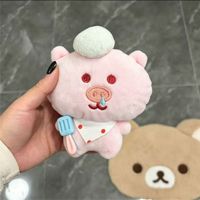 Vente en gros : 2 styles de porte-clés en peluche couineurs (Cochon et Ours) sur le thème du chef pâtissier, jouets pour machine à griffes en vrac