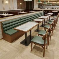 Ensembles de meubles de restaurant luxueux et rembourrés avec chaises et table à structure en bois massif pour projets commerciaux de mobilier de café