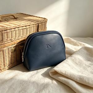 Pochette cosmétique en cuir PU en forme de coquille, étanche, avec logo embossé, pour le rangement des produits de soin de la peau, idéale pour les voyages. - Product Image 1