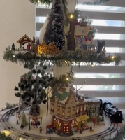 Arbre de Noël artificiel multicouche en gros avec village miniature lumineux, train, grande roue et décorations de table de Noël