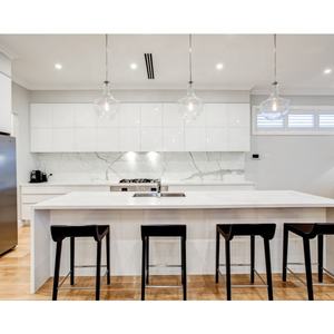 Ensemble de meubles de <span class=keywords><strong>cuisine</strong></span> avec four à micro-ondes encastré laqué blanc brillant avec comptoir de bar à petit-déjeuner - Product Image 1