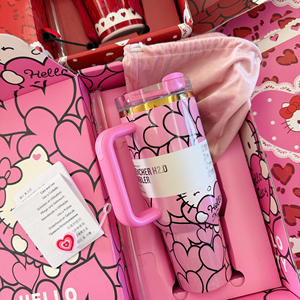 Venta al por mayor de fábrica: Taza Kitty Stan de acero inoxidable de alta calidad de 40 oz, réplica 1:1 original, con asa, ideal para camping y regalo. - Product Image 1