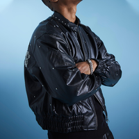 Blouson bomber personnalisé en cuir PU coupe-vent à motif uni avec fermeture éclair ornée de strass, logo personnalisé et délai de livraison d'échantillon de 7 jours pour hommes