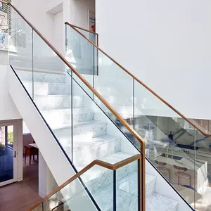 最新的安全木制楼梯外壳金属室内单声道楼梯楼梯地下室玻璃栏杆钢板楼梯